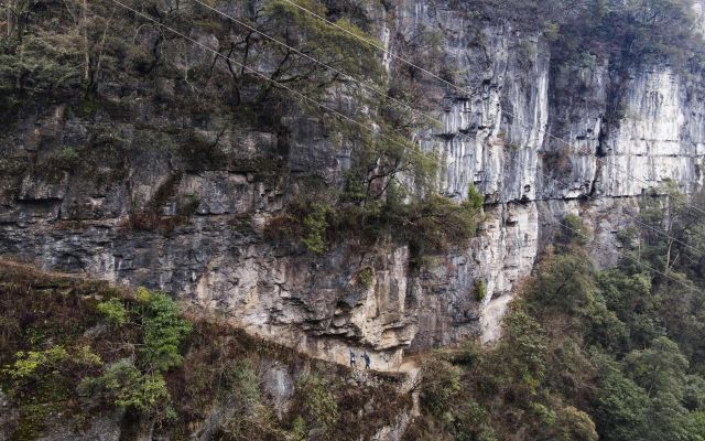 守护“天坑村”的光明使者