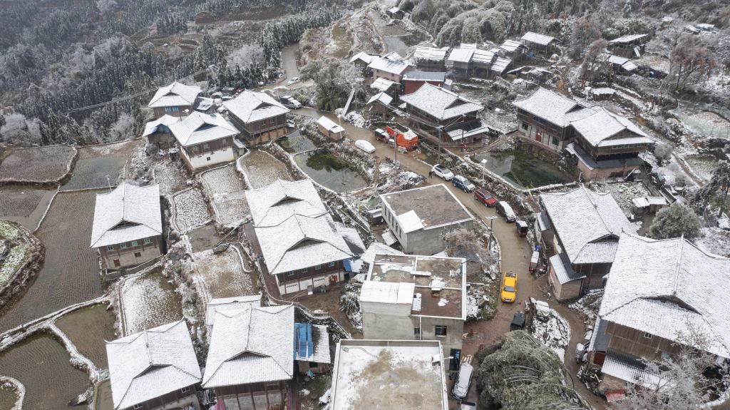 雪中巡线保万家灯火