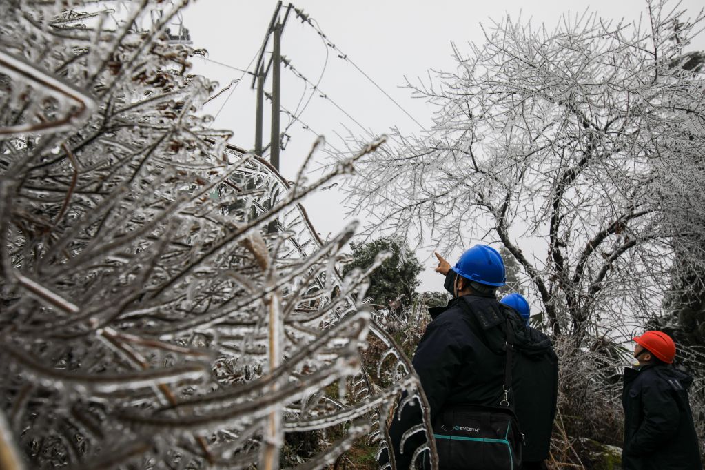 雪中巡线保万家灯火