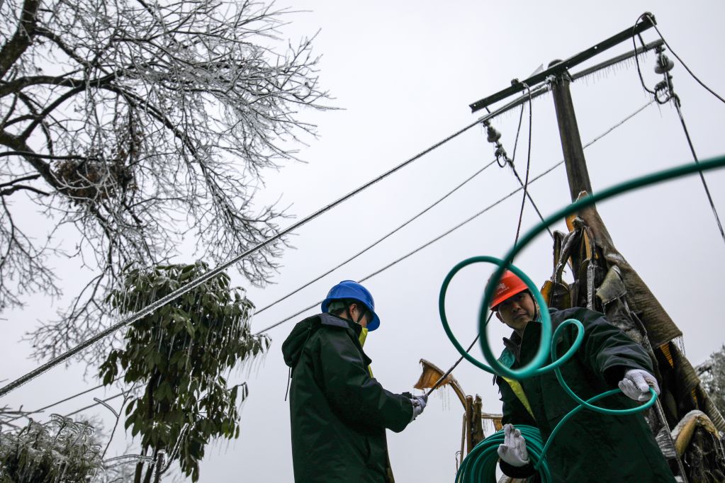 雪中巡线保万家灯火