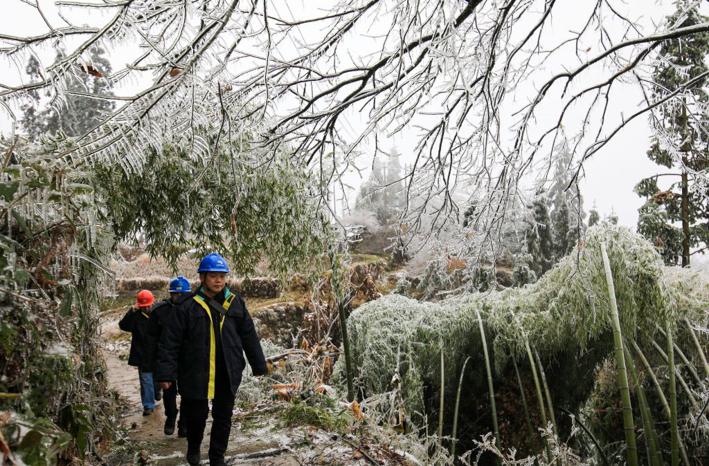 雪中巡线保万家灯火