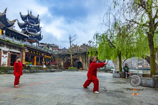 镇远祝圣桥下的健身老人