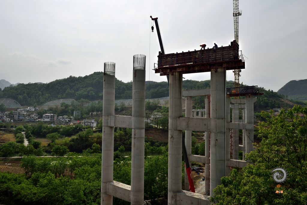 建设中的纳晴高速岩脚立交桥