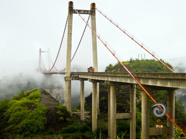 《云雾缭绕公路桥》