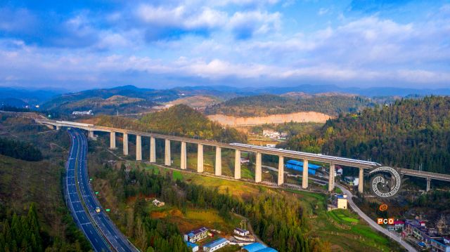 高速公路上的高铁桥