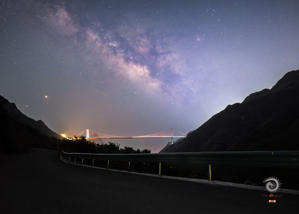 星空下的坝陵河大桥