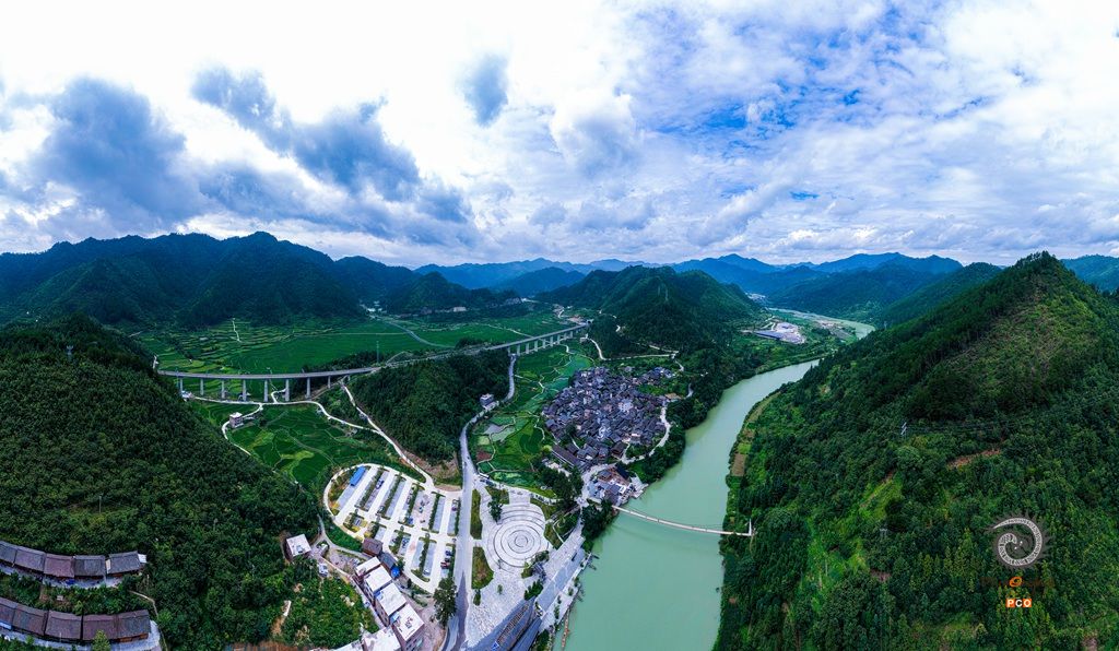 铁路桥穿越山间，铁索桥横跨江岸