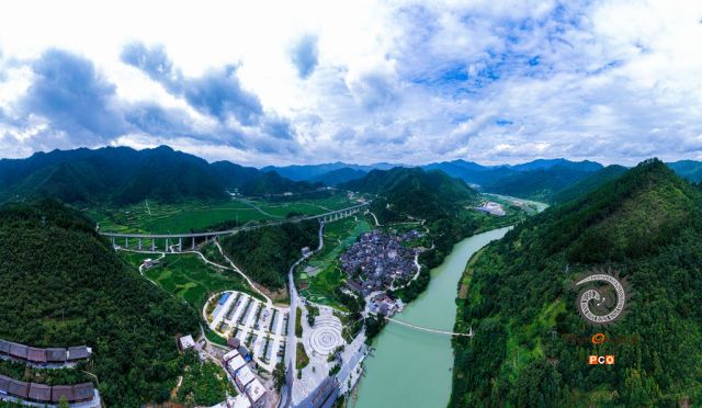 铁路桥穿越山间，铁索桥横跨江岸