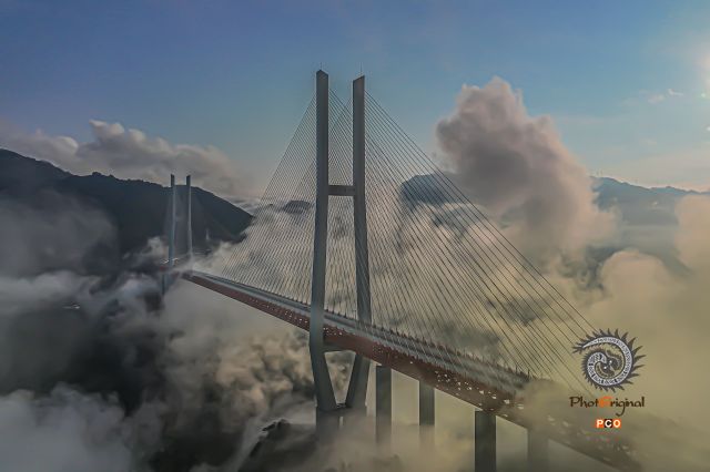 晨光中的北盘江大桥