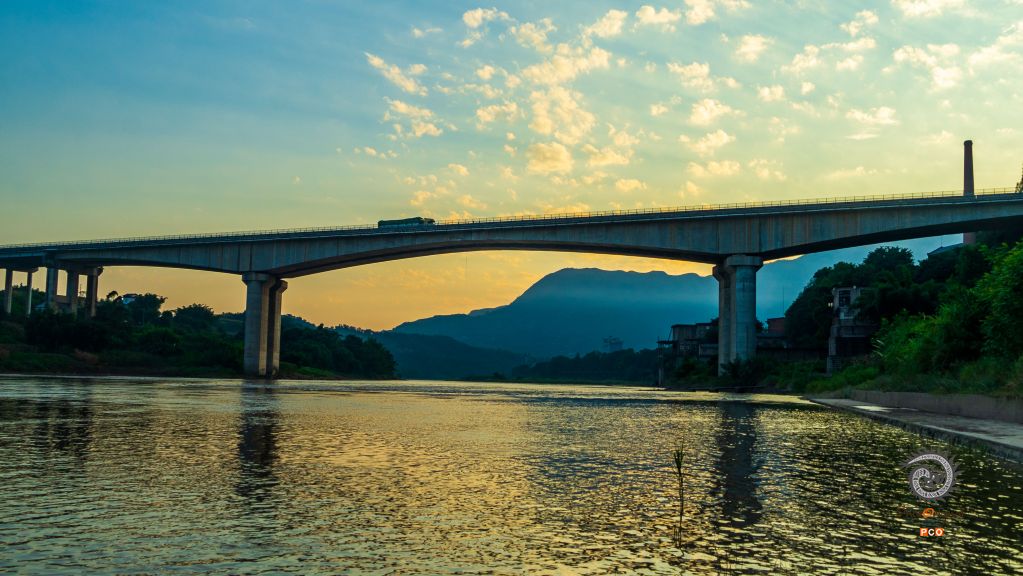 赤水河川黔蓉遵高速路大桥
