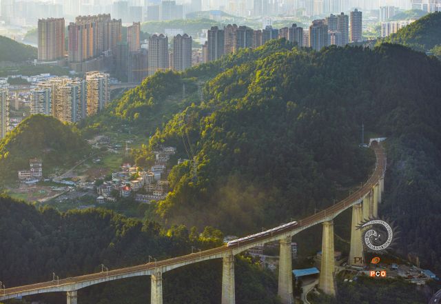 《高铁穿行在城市之间》