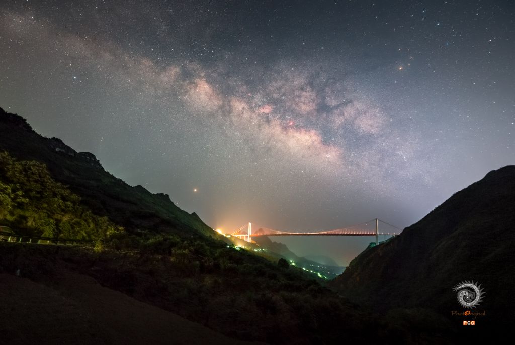 星空下的坝陵河大桥