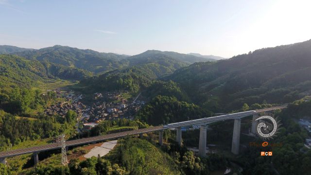 高铁穿梭侗家寨