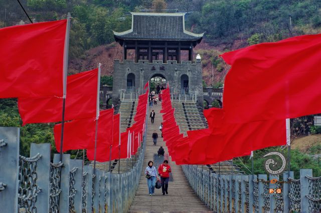 红旗漫卷土城桥