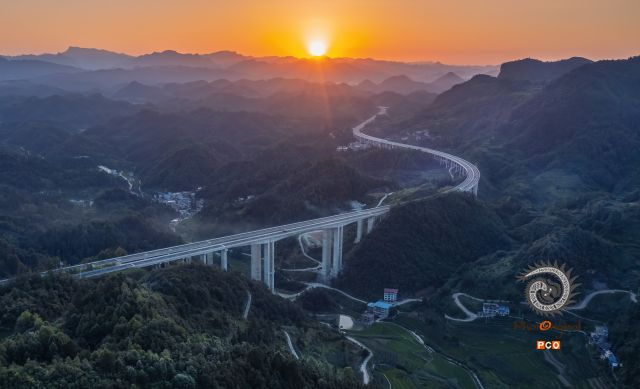 《我家门前有座高速桥》