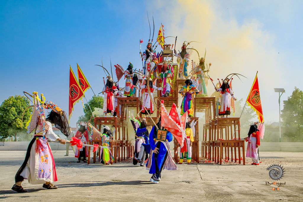 《高台地戏传承，男女老少齐上阵》