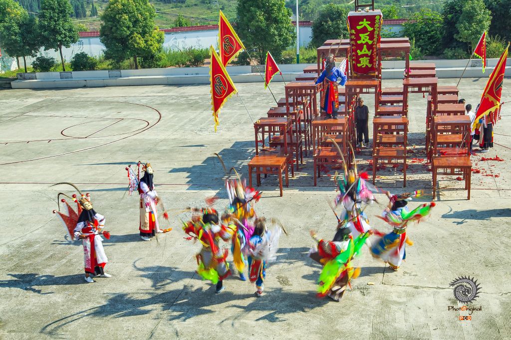 《高台地戏传承，男女老少齐上阵》