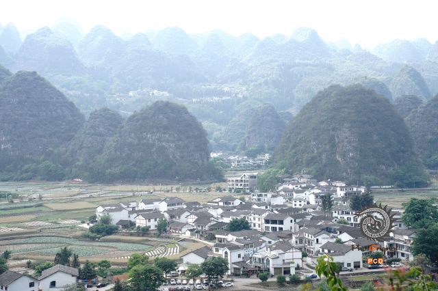 《四月万峰岭，山水入画来》