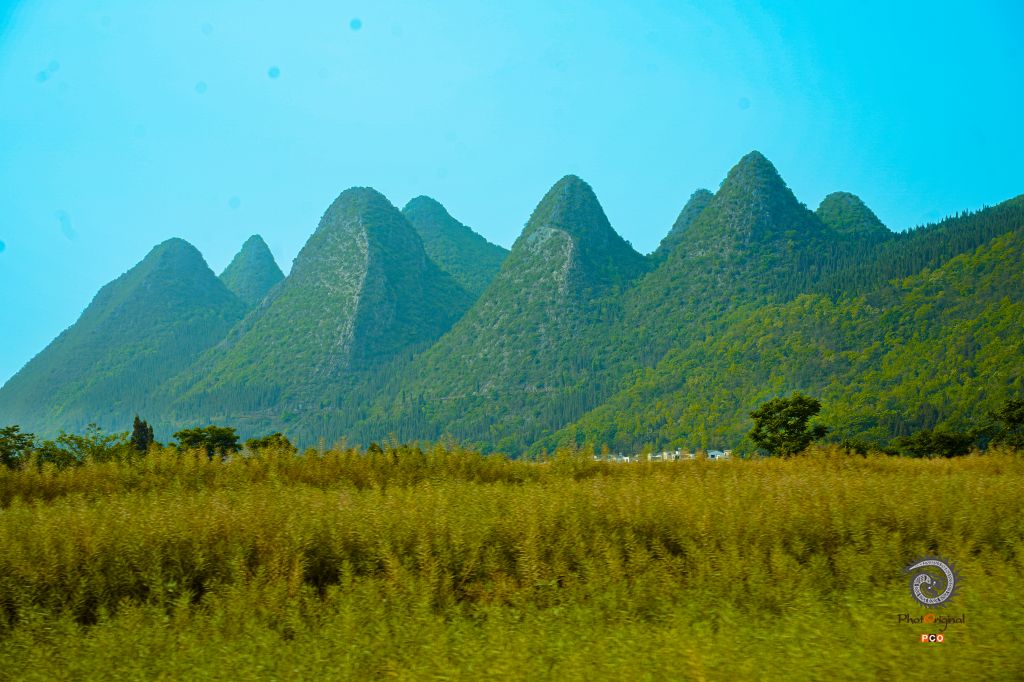 《四月万峰岭，山水入画来》