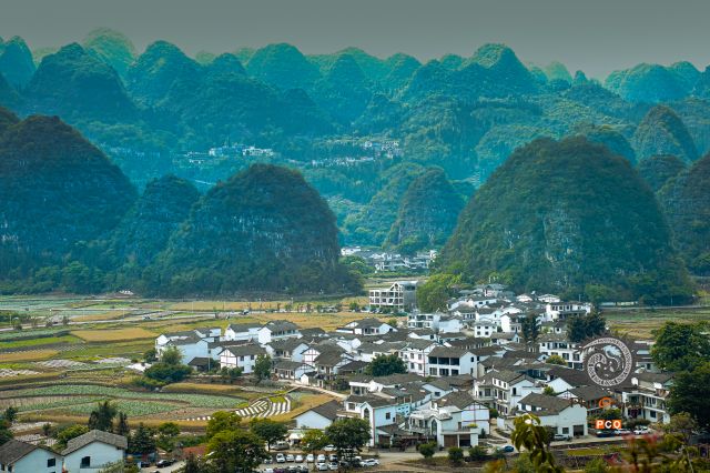 《四月万峰岭，山水入画来》