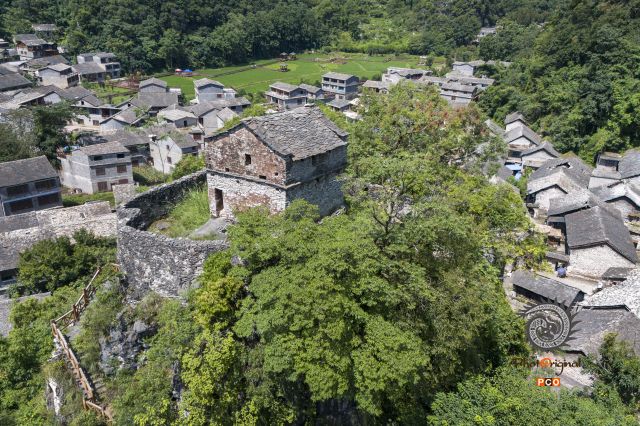 《古寨雕栏照岁华》