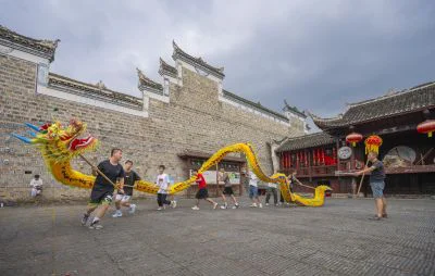 古城学练“花脸龙”