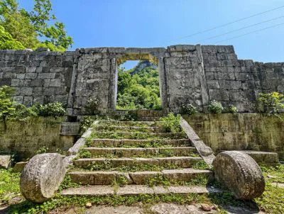 《关岭城墙》