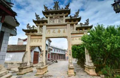 《鲁屯石牌坊群》
