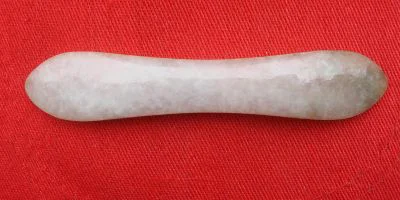 《屯堡人头上戴的玉器簪子》