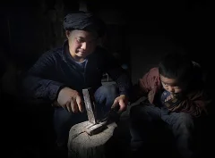 苗族银饰锻制