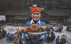 《苗族青年结婚时迎客》
