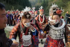 《苗族青年结婚时的拦门酒场景》