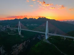 2023多彩贵州·第十六届中国原生态国际摄影大展 · 不按喇叭的男人 的图集