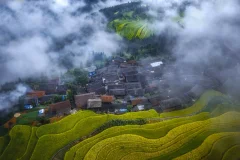 《清晨大雾下的苗寨》