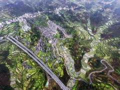 高速公路通过侗寨