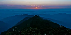 梵净山太阳展翅