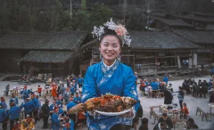 《苗族青年结婚时迎客》