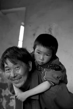 《守望乡邻－彝族乡村医生高潮升》