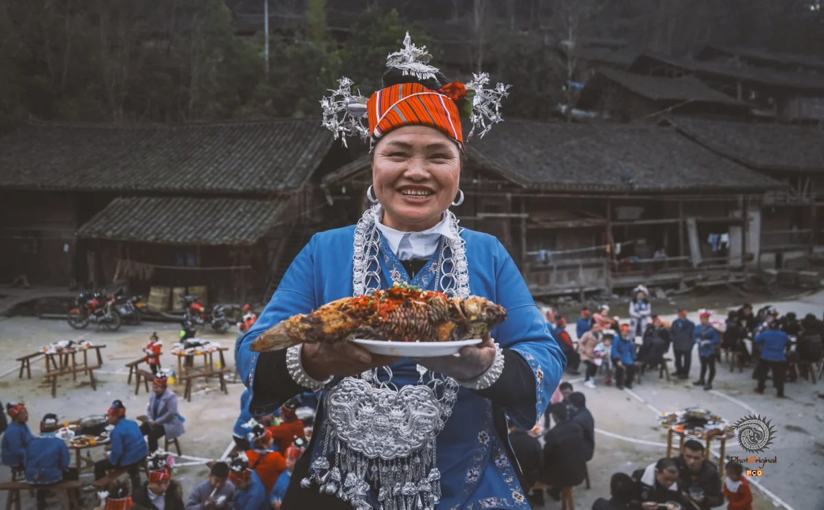 《苗族青年结婚时迎客》