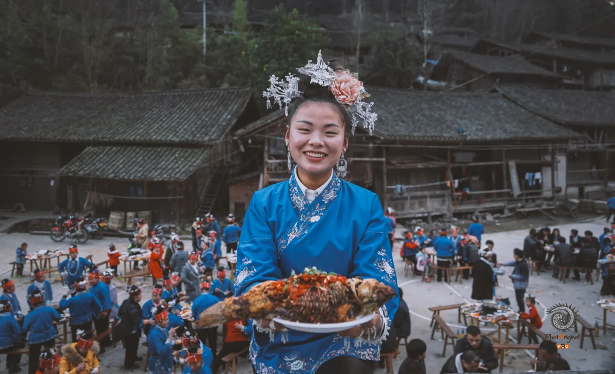 《苗族青年结婚时迎客》