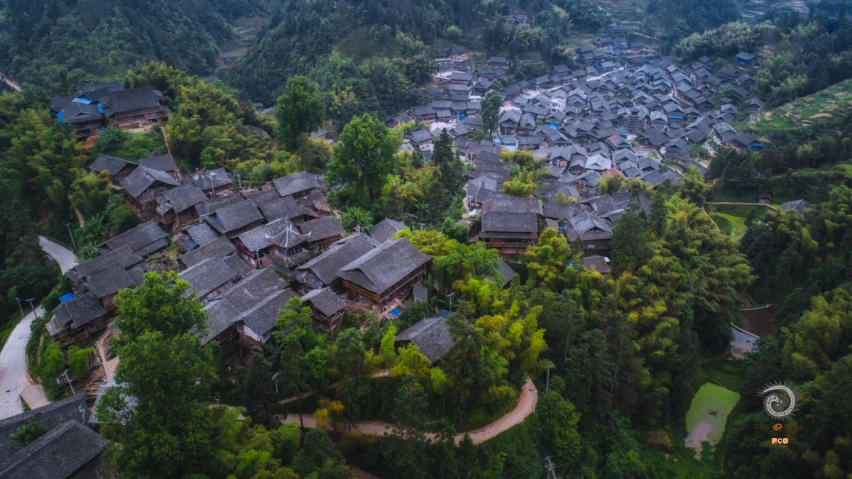 《青山绿水中的苗寨》