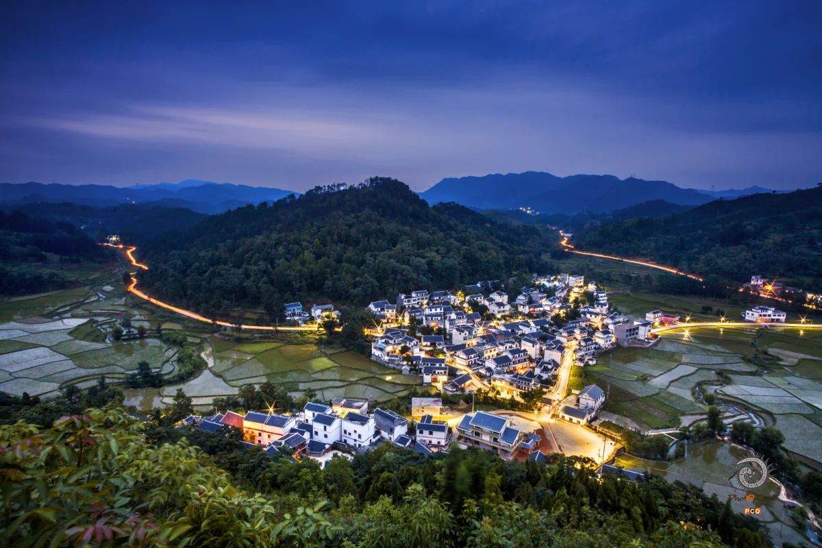 《夜幕下的美丽新村》