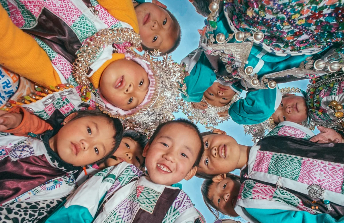 《剑河县的小学学生们欢天喜地迎开学》