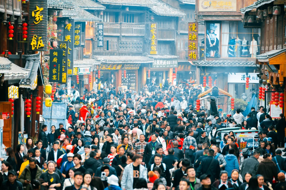 黔东南·黎平 肇兴侗寨侗年街市人流